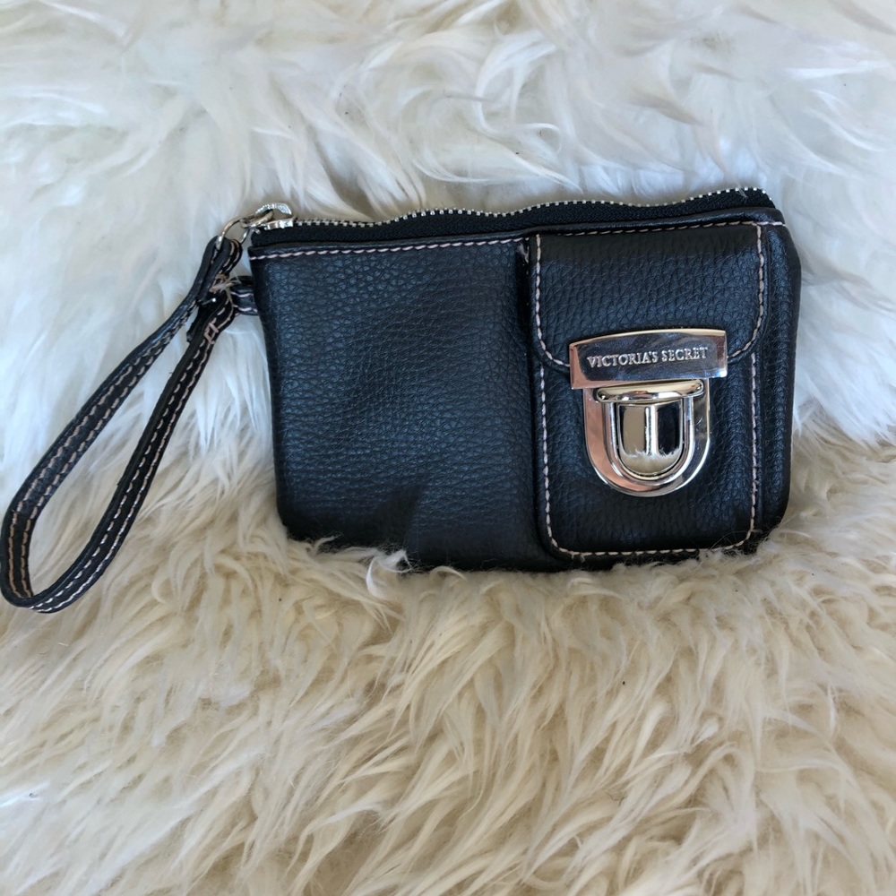 VS ❤️ Wristlet